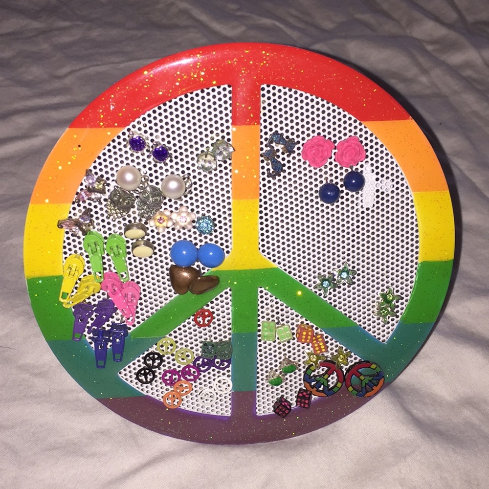 Peace sign earring holder